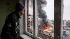 Un vecino de Chasiv Yar observa el impacto en una casa de un ataque ruso.