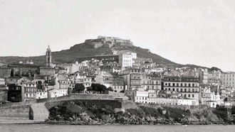 Vista de Vigo a finales del siglo XIX en la que se aprecia la antigua muralla.