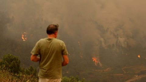 Así se veía el incendio desde la carretera de acceso a Alvaredos desde Montefurado
