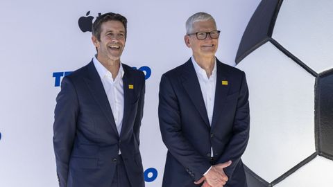 Imagen de archivo de John Ternus y Tim Cook