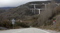 En primer término la vieja N-VI en Vega de Valcarce y al fondo los viaductos de la A-6