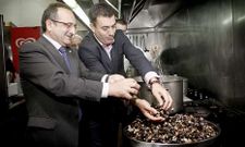 Sotelo y Rodr�guez comprobaron la calidad de los percebes que se degustaron en La Molinera.