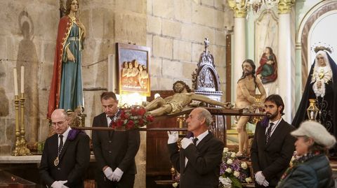 Viacrucis en el interior de la iglesia de Rianxo