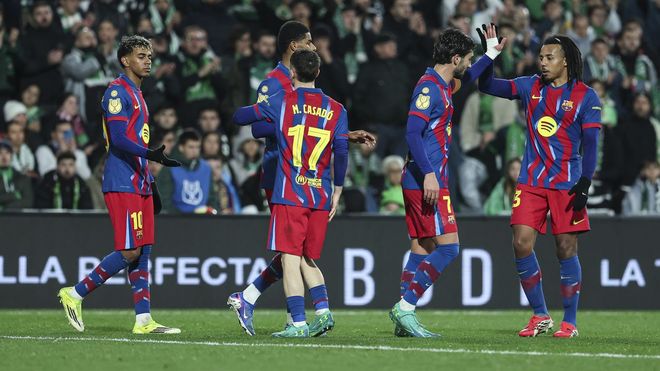 Los jugadores del Barcelona celebran el gol de Ferran Torres