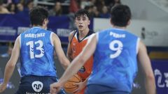 Caio Pacheco maneja la bola entre Martnez y Peris.