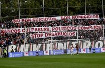 Pancartas contra los desahucios en el Rayo-Celta.