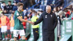 Manzanara abandonando el  terreno de juego con el apoyo de Manolo Mesa tras ser expulsado en el choque copero ante el Sevilla.