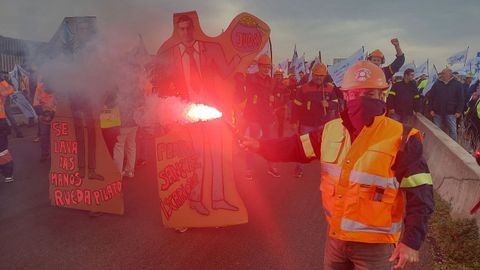 Los trabajadores de Alcoa cortan el tr�fico en la autov�a del Cant�brico en la frontera con Asturias
