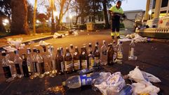 Un trabajador recogiendo la basura generada en el botell�n