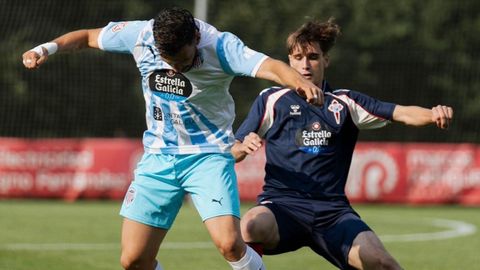 �lex Gallar protege el bal�n en el amistoso del Lugo contra el Celta Fortuna en Pol.
