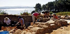 Hallazgo y excavacin de un muro en el yacimiento del castro de Neixn, situado e el municipio corus de Boiro.