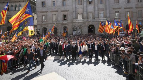 27 de octubre del 2017. Carles Puigdemont, Oriol Junqueras y Camen Forcadell, entre otros, salen a la Plaza de Sant Jaume tras aprobarse en el pleno del Parlament la declaraci�n de independencia.