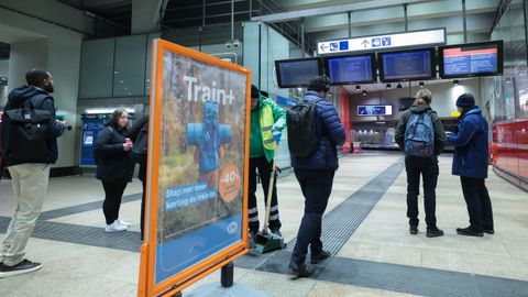 Viajeros en la estación de trenes de Schuman, en el primer día de huelga en Bélgica.