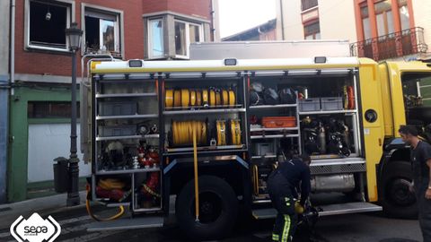 Dos bomberos en un incendio con una fallecida en Langreo
