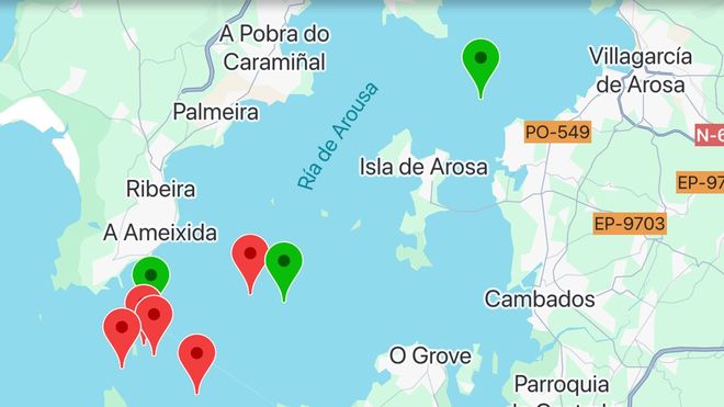 Captura de pantalla de la aplicacin GT Orcas que muestra la incursin de tres grupos de orcas este 23 de agosto en la ra de Arousa, donde golpearon a cinco veleros (puntos rojos) y se adentraron hasta la altura de Vilaxon (iconos verdes), segn las notificaciones de los navegantes