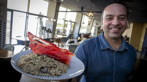 Pablo Varela, del restaurante Sisal, muestra un risotto con setas