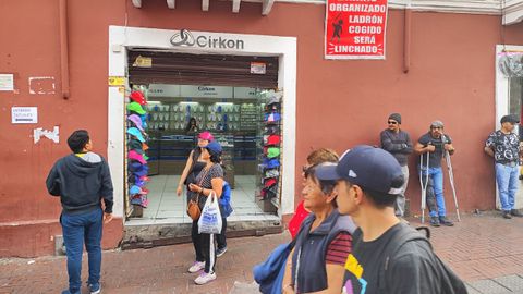 Carteles contra los delincuentes y ladrones en el barrio de San Juan, en Quito.