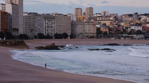 As amaneci el paseo martimo de A Corua este martes, con una alerta naranja activa desde las 9.00 horas