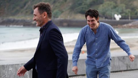 El actor �lex Brendem�hl y el realizador Pablo Ag�ero bromean en el paseo de La Concha durante la presentaci�n del filme �Akelarre�