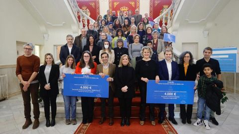 Foto de familia de los premiados con los asistentes al acto