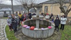 Los vecinos de San Xo�n de R�o alrededor de los regalos del Amigo Invisible de Reis en el que participaron
