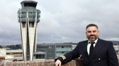 El piloto Ismael Taboada posa en la zona de salida del aeropuerto Rosal�a de Castro, desde donde opera con una firma de aviaci�n privada. �Me muevo por toda Europa. Vas de punto a punto. Me fascina conocer sitios nuevos y, sobre todo, volar�, confiesa el santiagu�s