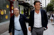 Besteiro (derecha) pide explicaciones al secretario de la agrupaci�n local, Bugallo (izquierda). 