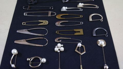 Los broches que vende C�ndida a toda Espa�a