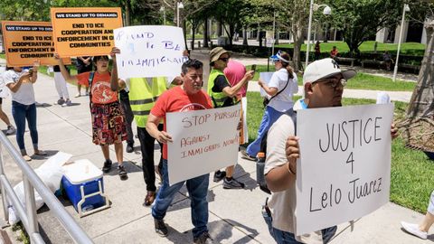 Activistas se manifiestan ante el Ayuntamiento de Miami en protesta por las detenciones y deportaciones de migrantes