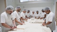 Participantes en uno de los cursos de formaci�n, para aprender a hacer pan de Cea, en el horno A boa migalla
