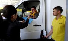 Empleados de una de las gasolineras pidi�ndole a un cliente que apoye su campa�a.