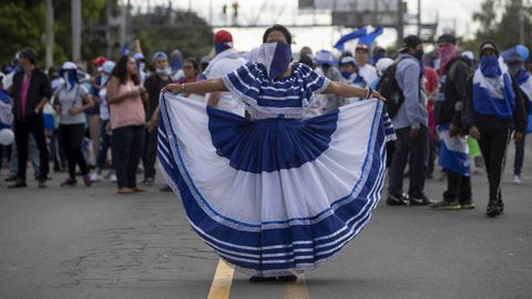 Una mujer participa de una protesta en Managua