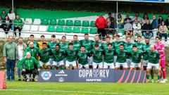 La plantilla del Puerto de Vega, el pasado sábado antes de iniciar el partido contra el Alberite en El Campón.