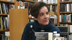 La autora Beatriz Alcan durante una firma de su nueva novela