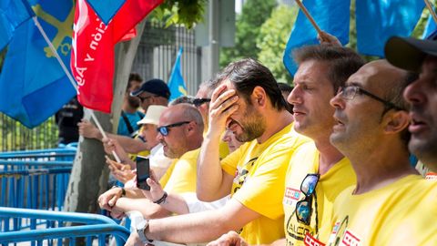 Casi medio millar de personas, entre ellas trabajadores de Alcoa, han recorrido la distancia entre el estadio Santiago Bernab�u y el Ministerio de Industria, Comercio y Turismo en un manifestaci�n