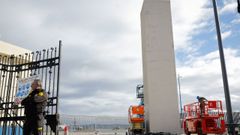 Un imponente obelisco dar la bienvenida a la tercera exposicin de Marta Ortega en A Corua