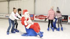 Pap Noel se lo pas bomba en la pista de hielo de Vimianzo