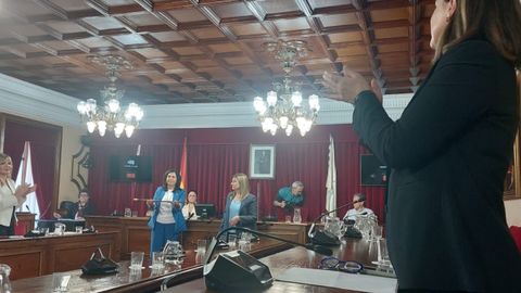 Mar�a Reigosa, aplaudiendo mientras Elena Candia sostiene el bast�n que la hace alcaldesa