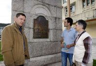 V�ctor Manuel Casti�eira, Daniel Oca e Mar�a Xos� Fandi�o, onte pola tarde, ao lado do monolito dedicado a Domingo Antonio de Andrade e instalado a car�n da casa consistorial ceense no ano 1990.