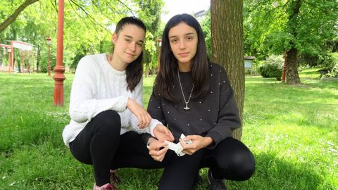Ant�a Ollero Cadilla y Luc�a Rodr�guez Parri crearon Epiband, una pulsera que pretende ayudar a recibir auxilio a personas con ataques epil�pticos o que sufran ca�das