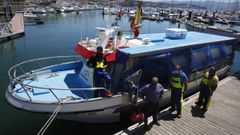 Foto de archivo, de 2021, del patr�n del barco Playa de Sanxenxo con su tripulaci�n, pioneros en el turismo marinero en la R�a de Pontevedra