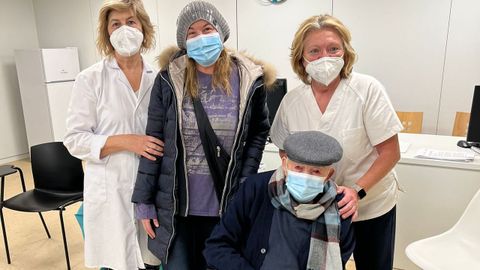 Luis Fernndez, de 103 aos, recibi la tercera dosis de la vacuna del coronavirus