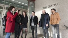 Algunos de los miembros de la banda, ayer lunes a la entrada de los juzgados