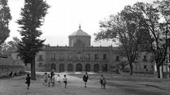 El antiguo Hospicio para ni�os de Oviedo hasta 1965, hoy en d�a Hotel de la Reconquista. El escudo de la fachada estaba muy deteriorado