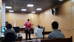 Los dos j�venes (uno de pie y el otro sentado) en la sala del Penal 2 donde de celebr� la vista