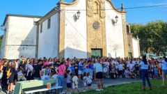 Los jugadores, el sbado delante de la iglesia de Santa Mara de Neda