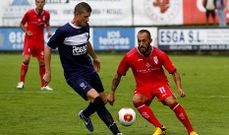 El Compostela domin� siempre el centro del campo, pero no fue capaz de superar la �ltima l�nea del conjunto asturiano.