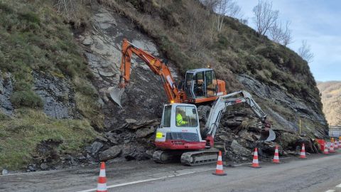 Trabajos de limpieza en la N-630, en el Puerto de Pajares
