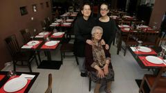 Mar�a Fontao, con su hija Mar�a Sampedro a la izquierda y su nieta Natalia S�nchez, en el 2014