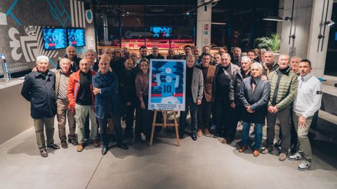 Foto de familia de los representantes del Celta y de la Agrupaci�n de Antiguos Jugadores del club.